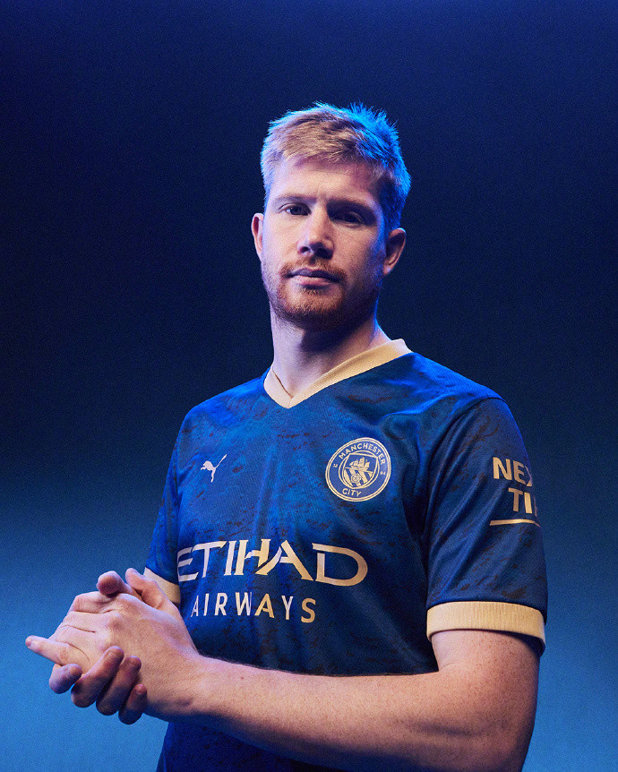 登贝莱包揽2025两大个人荣誉，90后首位金球奖+年度最佳（登贝莱横扫2025双料个人大奖，成90后首位金球得主并加冕年度最佳）