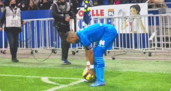 凯恩回应与巴萨传闻：我没和任何人接触，现在在拜仁很开心（凯恩否认巴萨传闻：未与任何人接触，现阶段在拜仁很开心）