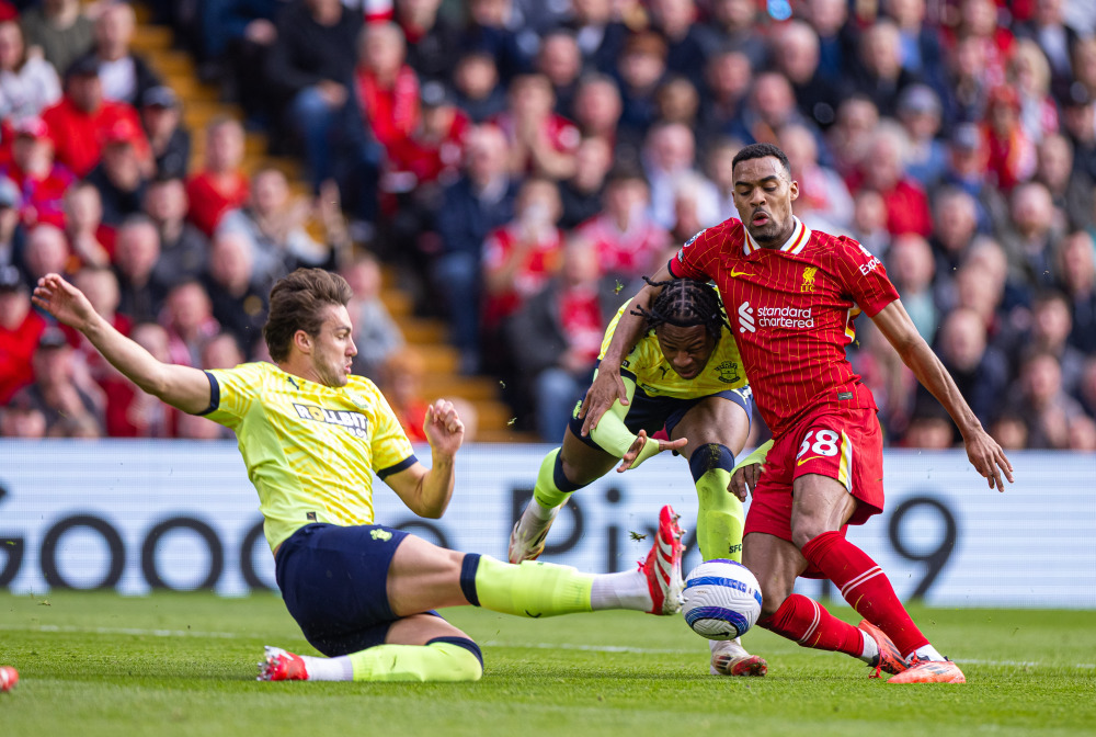 顶流对决！年终大战八强出炉：C罗PK安东尼、姆巴佩vs梅西（八强出炉！年终巅峰之战：C罗迎战安东尼，姆巴佩对垒梅西）