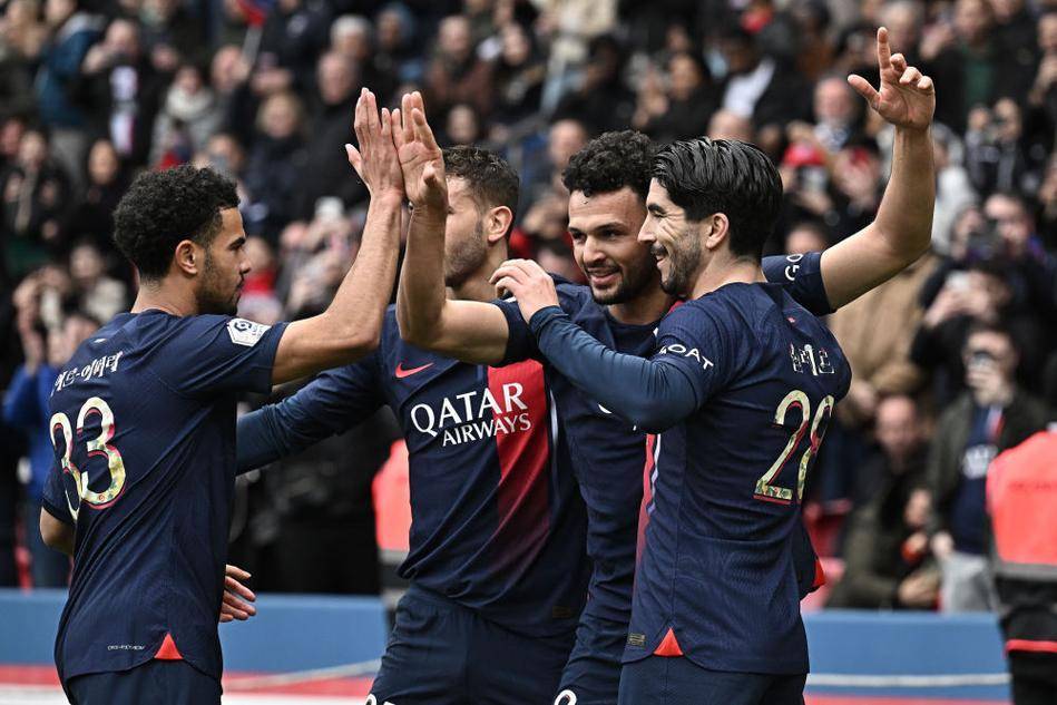 克罗斯：绿茵场上的精准指挥官（克罗斯：中场精确制导者）