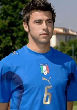 自吉鲁以来，姆巴佩是首位欧冠上演大四喜的法国球员（姆巴佩成继吉鲁之后欧冠首位上演大四喜的法国球员）