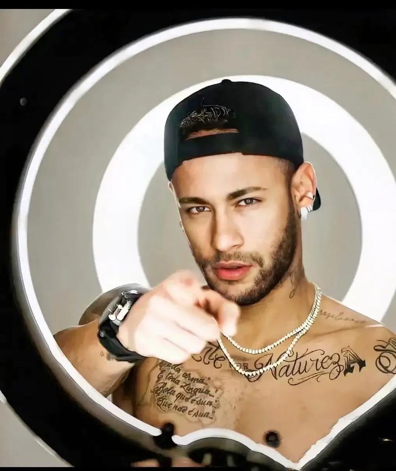 弗格森谈曼联：新门将拉门斯状态出色，球队当前状态正在好转（弗格森：曼联新门将拉门斯发挥抢眼，球队状态回暖）