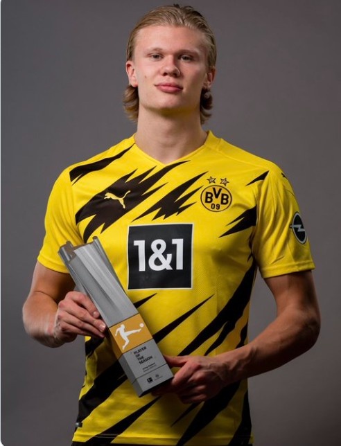 英雄出少年！17岁小胡子凌空抽射：欧冠3连斩创纪录 身价2000万欧（少年成名！17岁“小胡子”凌空破门，欧冠三连斩刷新纪录，身价2000万欧）