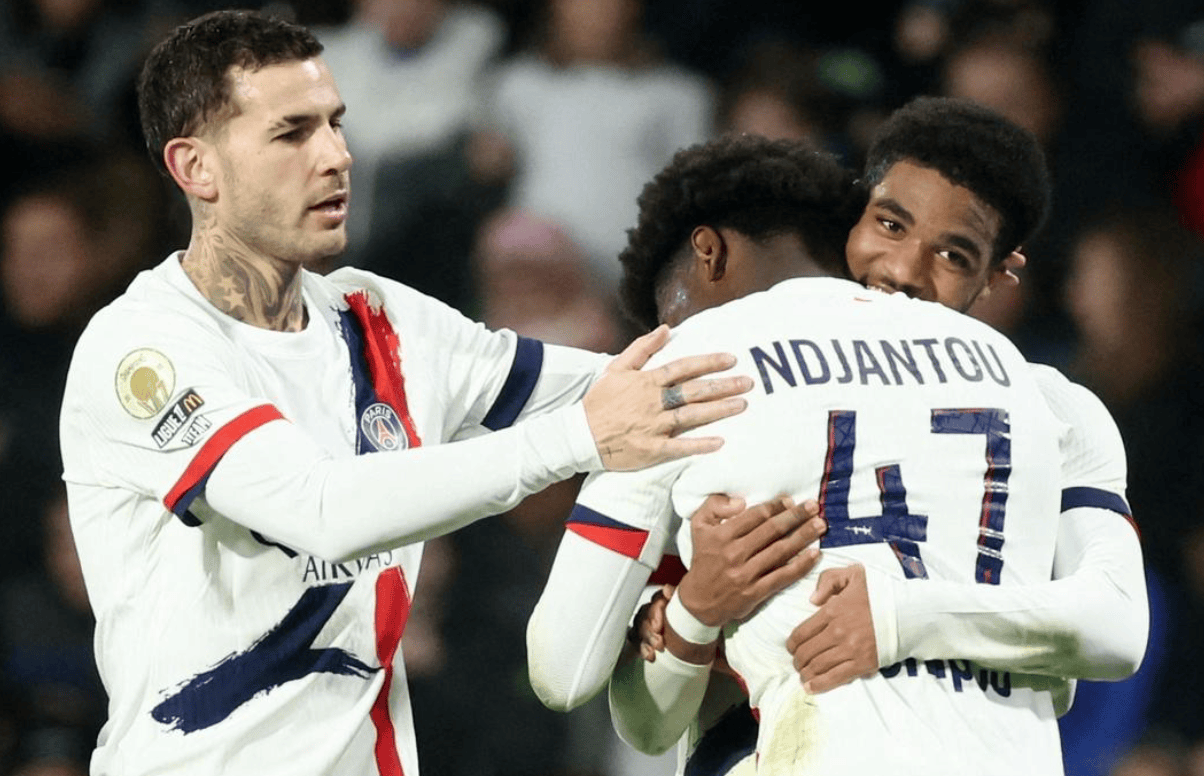 印媒：球迷花1万卢比没看到梅西，从体育场扛走了一块地毯（印媒称：球迷花1万卢比未能见到梅西，转而从球场扛走地毯）