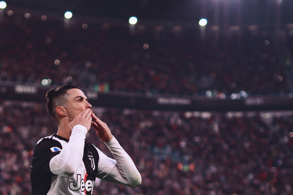 利物浦vs利兹首发：萨拉赫连续三场替补，埃基蒂克、维尔茨先发（利物浦战利兹首发公布：萨拉赫连续第三场替补，埃基蒂克与维尔茨先发）